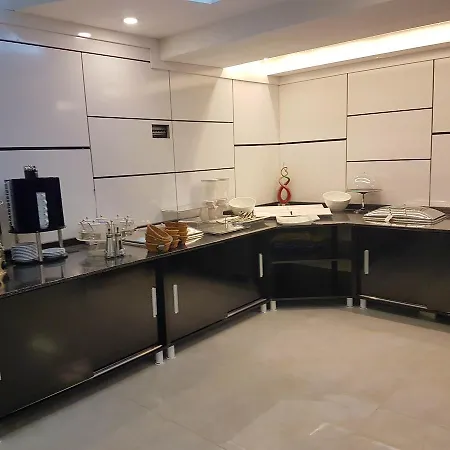 Madi فندق إزمير